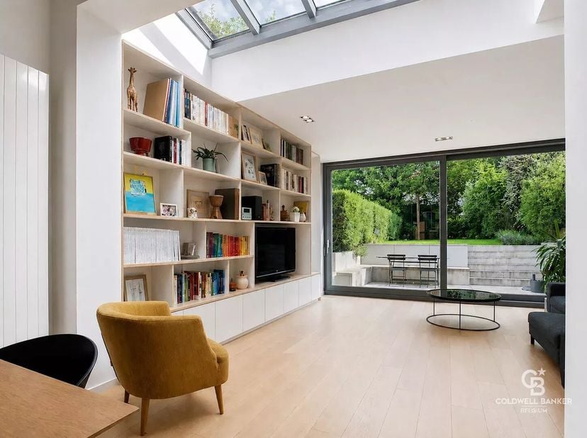 Ongemeubileerde eengezinswoning van 197 m² gelegen in een rustige straat, met functionele volumes en constante lichtinval.<br />
Indeling:<br />
Gelij