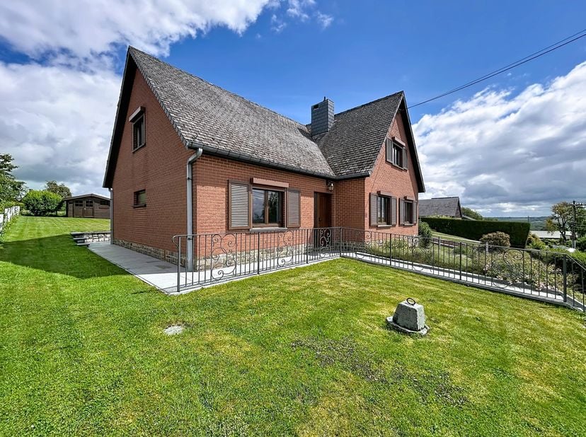Ontdek deze villa gelegen in een rustige woonwijk, gebouwd op een perceel van 7 are 73 centiare.<br />
<br />
De woning beschikt in de kelderverdiepin