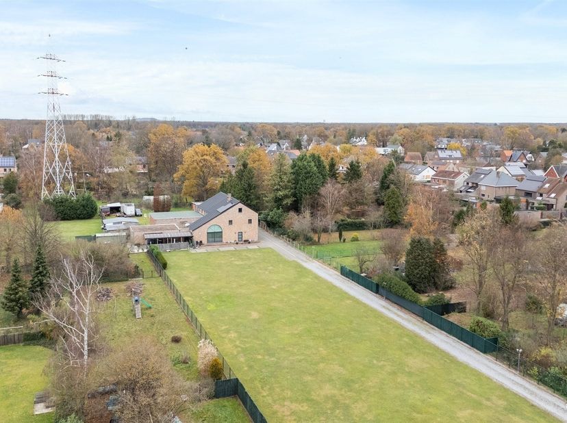 Hier staat een elegante villa, opgetrokken in 1999, met een warme architectuur, en bruto bewoonbare oppervlakte van 390m² en een energieprestatie die