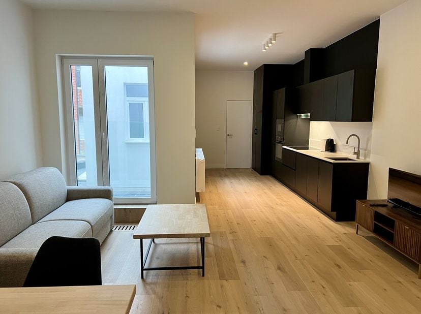 Aangenaam vernieuwd appartement in het centrum van Wenduine. Ingedeeld als volgt: woonkamer met open ingerichte keuken, badkamer met douche / lavabo /