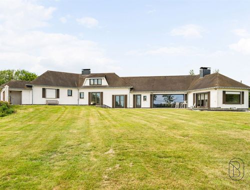                                         Villa te koop in Ellezelles, € 825.000
