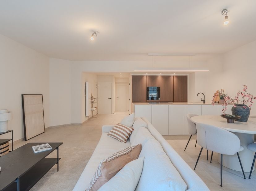 Ontdek dit volledig gerenoveerd appartement met 2 slaapkamers, gelegen op de zesde verdieping van residentie Kursaal in Oostende. Dankzij de uitsteken