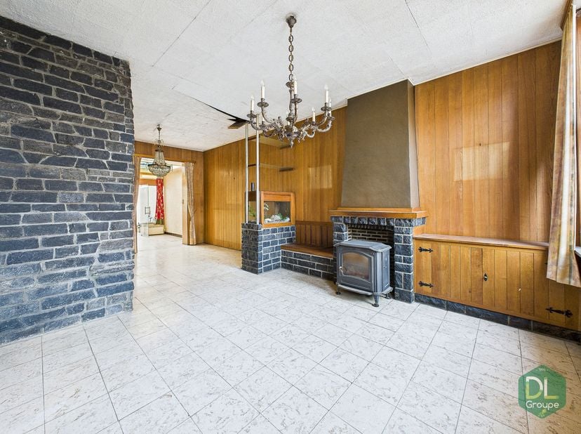 Au rez-de-chaussée : un hall d'entrée desservant un vaste séjour lumineux de +/- 35 m², une véranda offrant une belle vue et un accès direct sur le ja