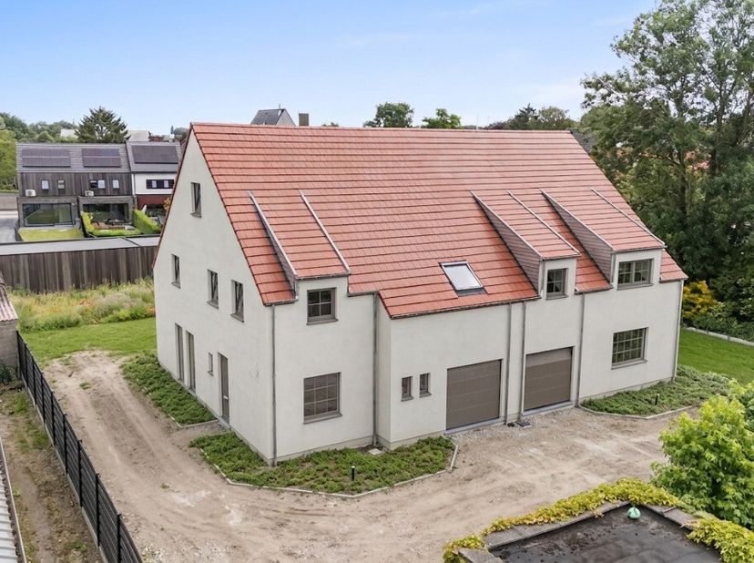 aisons contemporaines et économes en énergie avec 4 chambres, garage, grenier et grand jardin, situées dans un environnement calme et verdoyant à prox
