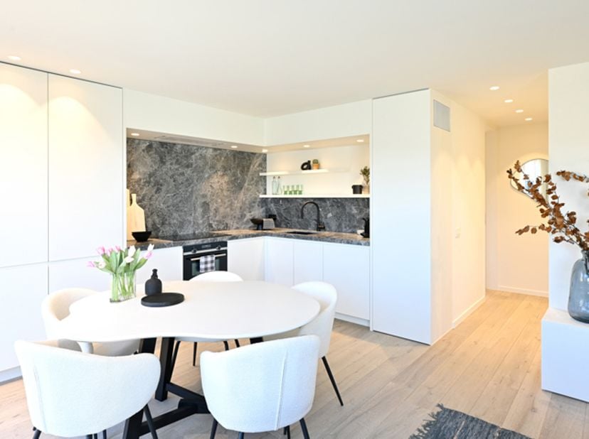 Unieke penthouse met zij zeezicht, gelegen op 120 meter van de zeedijk en beschikt over terrassen waar je heerlijk kunt genieten van zowel de ochtend-