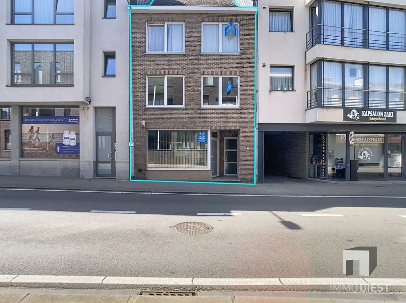 4.5% bruto-rendement, waar heb je dat nog?<br />
Te koop appartementsgebouw met drie eenheden <br />
Belangrijk:<br />
Er mag ook op het gelijkvloe