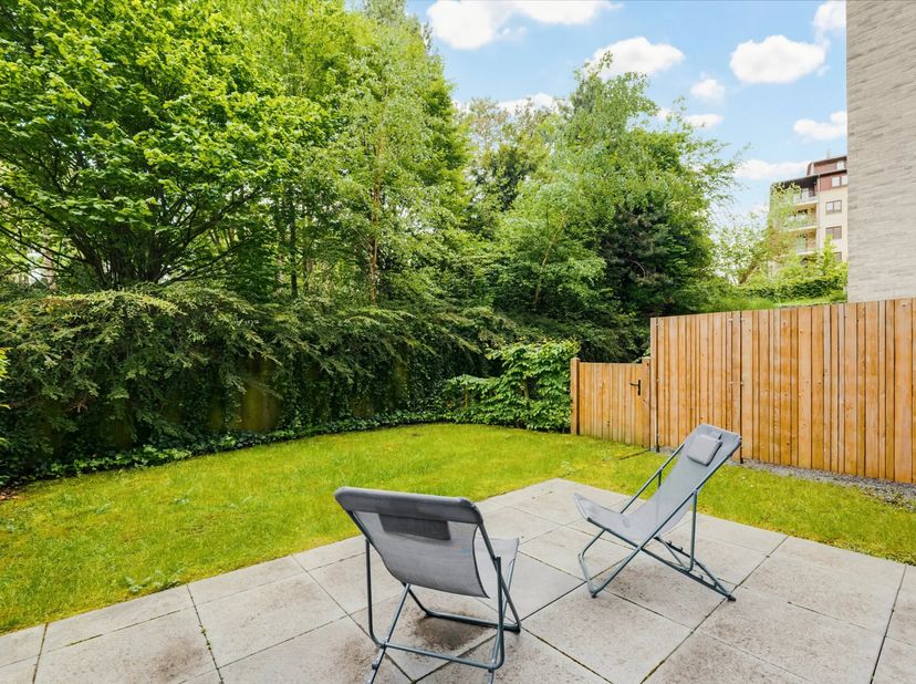 Uitstekend gelegen in een groene omgeving, profiteert dit heldere recente tuinwoning, in uitstekende staat, van een privilegile ligging, op slechts en