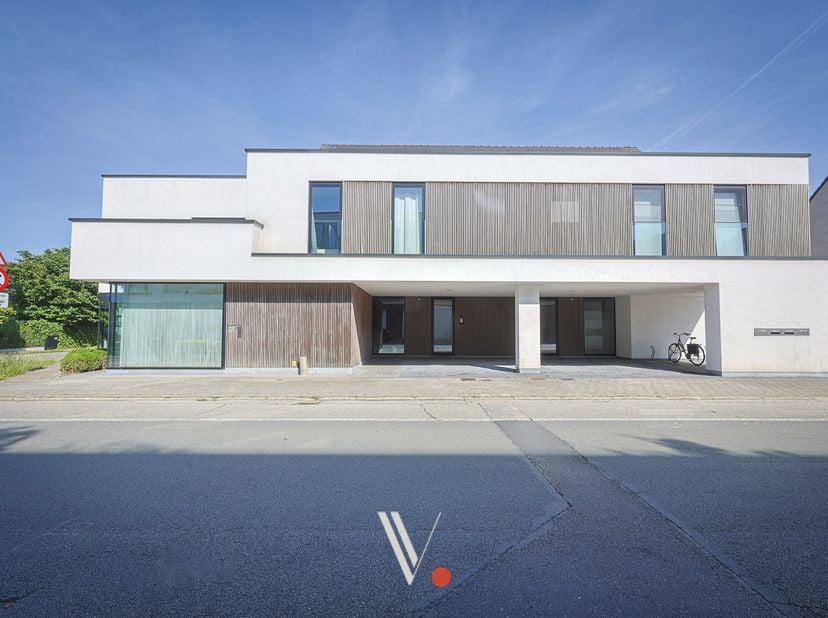 Dit comfortabele, instapklare gelijkvloerse appartement met slaapgedeelte op de eerste verdieping is absoluut een bezoek waard. Het pand dateert van 2