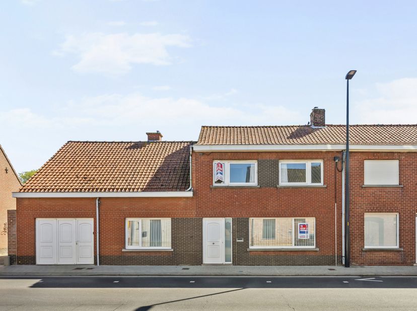 Deze verrassend ruime te renoveren woning, gelegen in het centrum van Langemark, met maar liefst 6 slaapkamers, garage en zeer toffe tuin, biedt een p