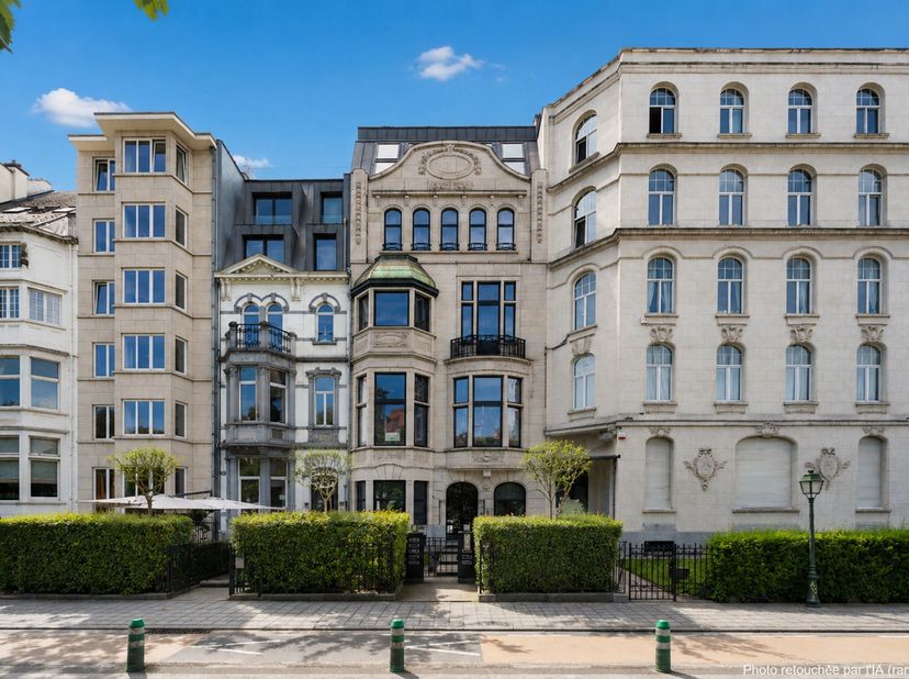 ETTERBEEK – Ideaal gelegen tussen het Jubelpark en de Montgomeryrotonde, prachtig APPARTEMENT (2 slpk./2 douchekamers/EPC: "B"!!) dat in 2018 volledig