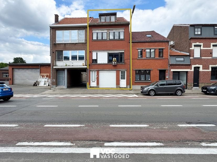 Bent u op zoek naar een ruime woning met tal van mogelijkheden en schrikt een renovatieproject u niet af? Dan is deze eigendom misschien exact wat u z