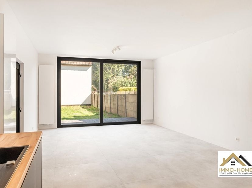 Deze volledige gerenoveerde woning met zonnepanelen is een perfecte buitenkans voor wie op zoek is naar een instapklare moderne woning, voorzien van a