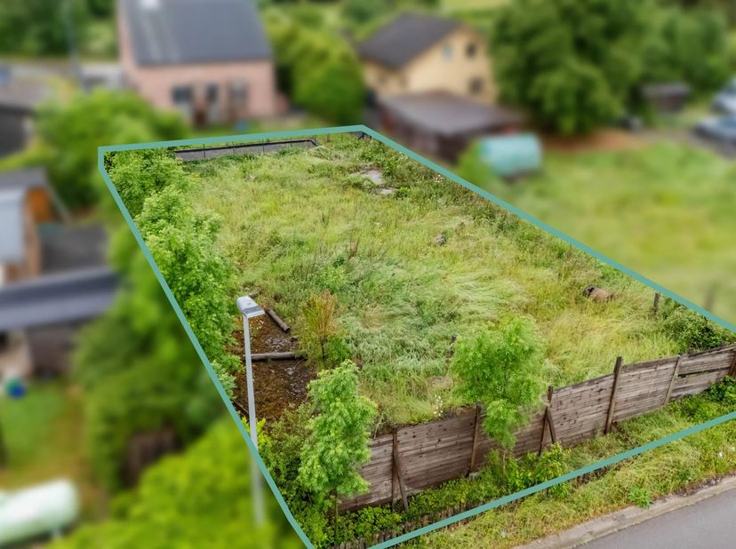 EBimmo biedt dit aantrekkelijke vlakke terrein 450m² aan voor de bouw van een huis met 4 voorgevels, ideaal gelegen in het dorp Noiseux, binnen een "g
