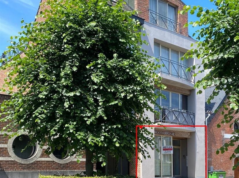 Prachtig handelspand te huur, opp. 60 m² in het bruisende centrum van Hoogstraten ! <br />
Ligging: Gunstig gelegen handelspand in het centrum van Ho