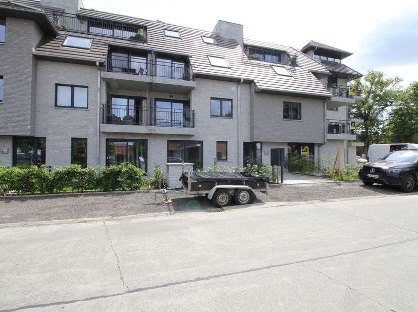 In Residentie de Berenpoort vind je dit mooie en nieuwe appartement op minder dan een minuut van de oprit van de E40, de winkels en het openbaar vervo