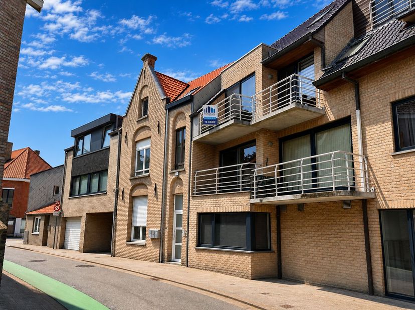 Op zoek naar een verzorgd en instapklaar appartement op een centrale locatie? Dan is dit aangename appartement in het hart van Gistel zeker een bezoek