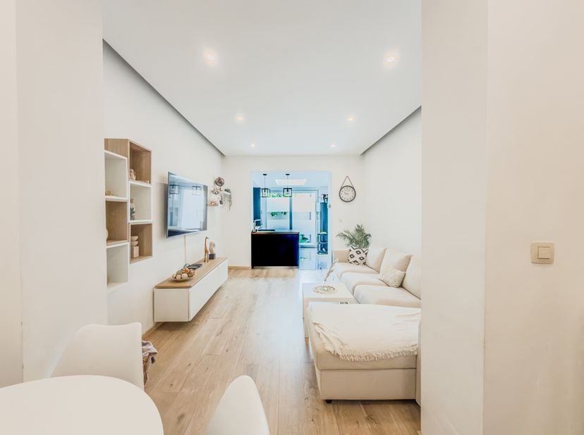 Dans une très belle maison composée de 5 logements, idéalement placée dans le très prisé quartier HAMOIR - RIGA, Trianon Invest vous présente ce beau