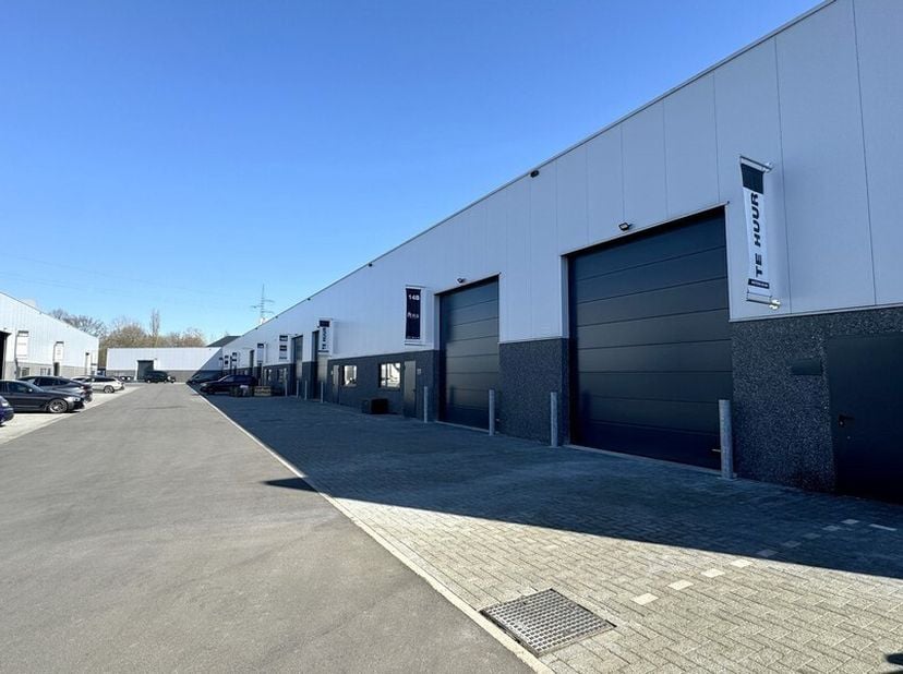 375m² nieuwbouw opslagruimte<br />
Ligging: afrit E19 op 4,5km; bushalte op 350m<br />
Specificaties: automatische sectionale poort (4m x 4,5m), 7m vr
