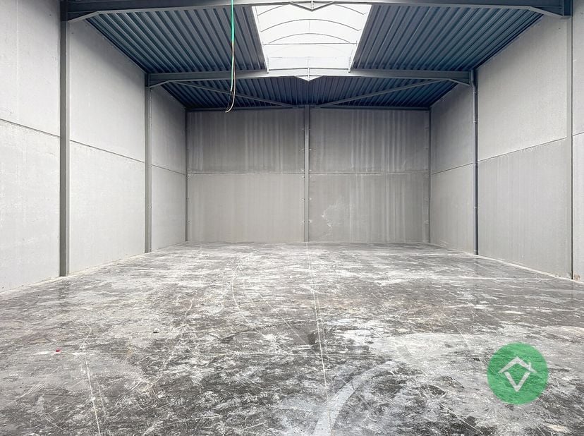 Nieuwe geïsoleerde KMO-unit te Aartrijke met een oppervlakte van 256 m² en 1 private parkeerplaats.<br />
Deze loods met brandklasse C heeft een opper
