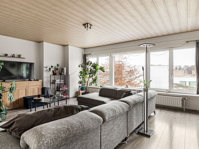 Dit instapklare appartement bevindt zich op de tweede verdieping van een verzorgde residentie in de Komeetstraat te Lier. Het is rustig gelegen en toc
