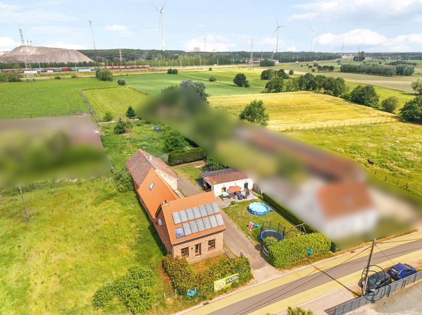 Te koop: ruime woning met 5 slaapkamers, dubbele garage en bijgebouw op 2.279 m²<br />
<br />
In Sint-Kruis-Winkel bevindt zich deze ruime gezinswon