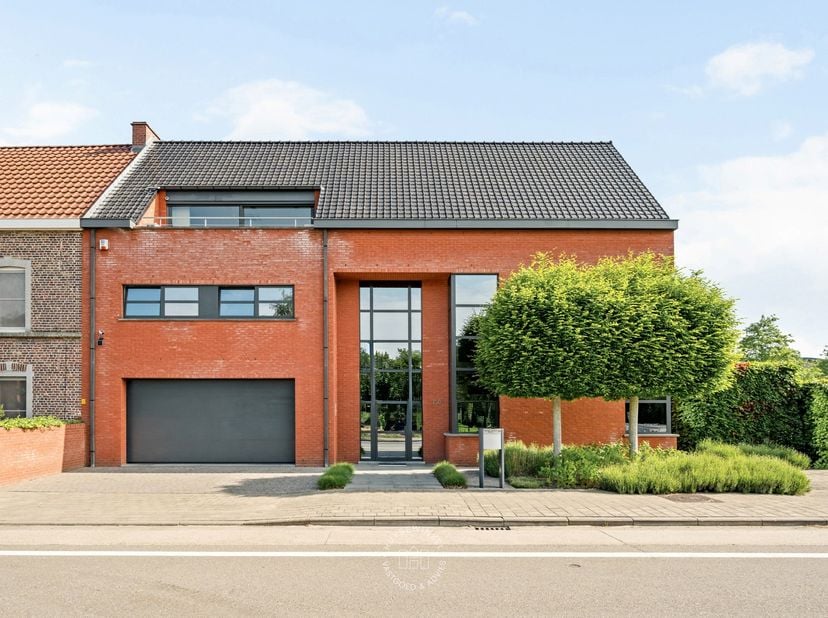 Moderne woning op een uitstekende locatie in Zwijnaarde met vlotte verbindingen naar de E40 en E17 en vlakbij het Technologiepark.<br />
<br />
Deze l