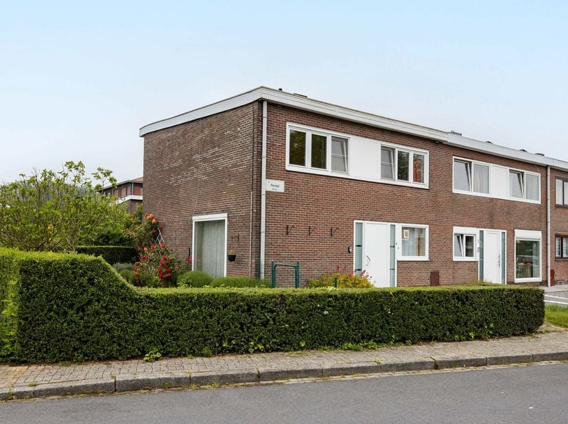 Gunstig gelegen woning in de rustige en groene Florealwijk te Ronse. Deze woning biedt een mooie opportuniteit voor wie op zoek is naar een renovatiep