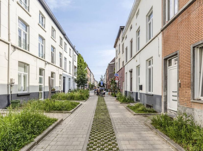 Op zoek naar een gezellige instapklare woning op een toplocatie?<br />
<br />
Deze gerenoveerde (2017) rijwoning ligt in een sfeervol, rustig en groen