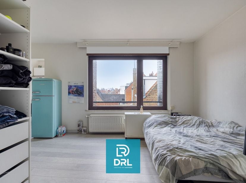 Deze leuke studio met kelder en fietsenberging is uitstekend gelegen aan ’t Zand in het centrum van Brugge. Dankzij deze centrale ligging heeft u alle