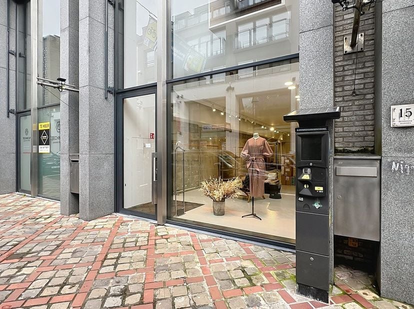 Benaderende OPPERVLAKTEN:<br />
Constructie - bewoonbare oppervlakten<br />
Gelijkvloers: 97m²<br />
Verdieping: 58 m²<br />
Terras (1°v): 27 m²<br />