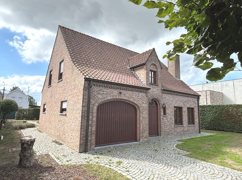 Vrijstaande woning, pas volledig geschilderd en instapklaar.<br />
Centraal gelegen nabij invalswegen, centrum en handelskilometer.<br />
Vrij vanaf h