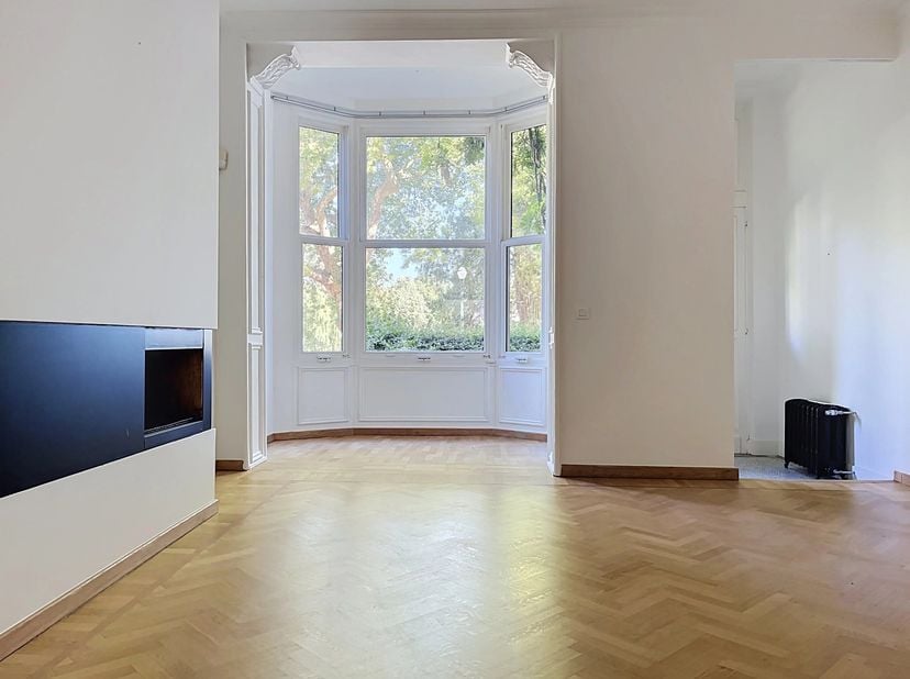 Gelegen rond de IJzeren Vijvers, ontdek dit charmante karaktervolle woning van 276m2 (volgens PEB) in uitstekende staat met 4 slaapkamers.<br />
Je be