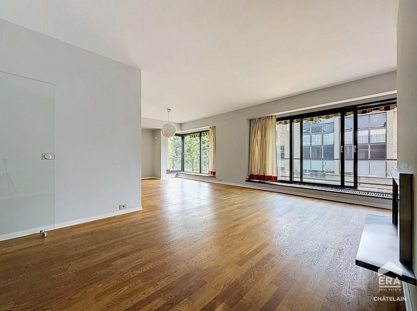 Appartement 3 chambres + terrasse  UccleERA Châtelain vous propose cet appartement de standing, idéalement niché sur lune des avenues les plus recherc