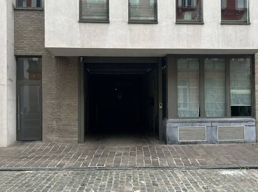 Garage box à vendre au cœur de Bruges, le long de la Niklaas Desparsstraat, de la Vlamingsstraat et de la Kuipersstraat. Les campings sont situés à de