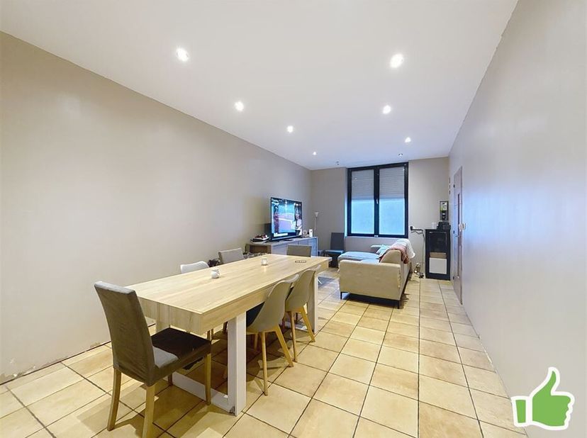 Maison partiellement rénovée 2 façades située dans le quartier du nouveau monde à Mouscron <br />
Au rez de chaussée, vous trouverez un hall d'entrée,
