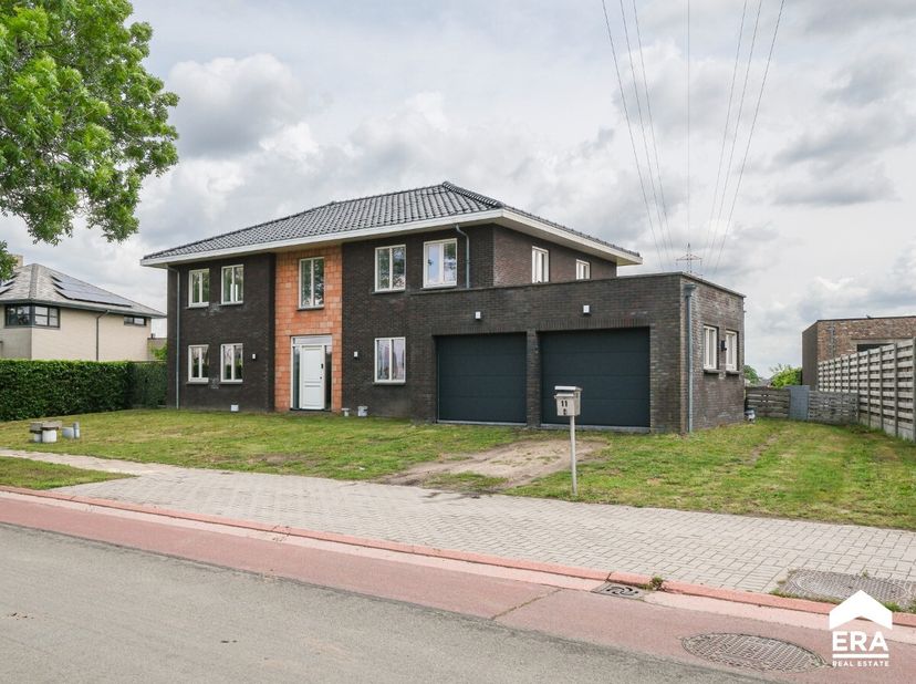 Deze indrukwekkende villawoning biedt een bewoonbare oppervlakte van 359m² en beschikt over maar liefst 4 ruime slaapkamers, ideaal voor grote gezinne