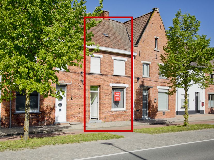 TE RENOVEREN WONING met 3 slaapkamers, gelegen langs invalsweg te Ingelmunster. Met toegang tot het perceel langs weg achteraan de tuin.<br />