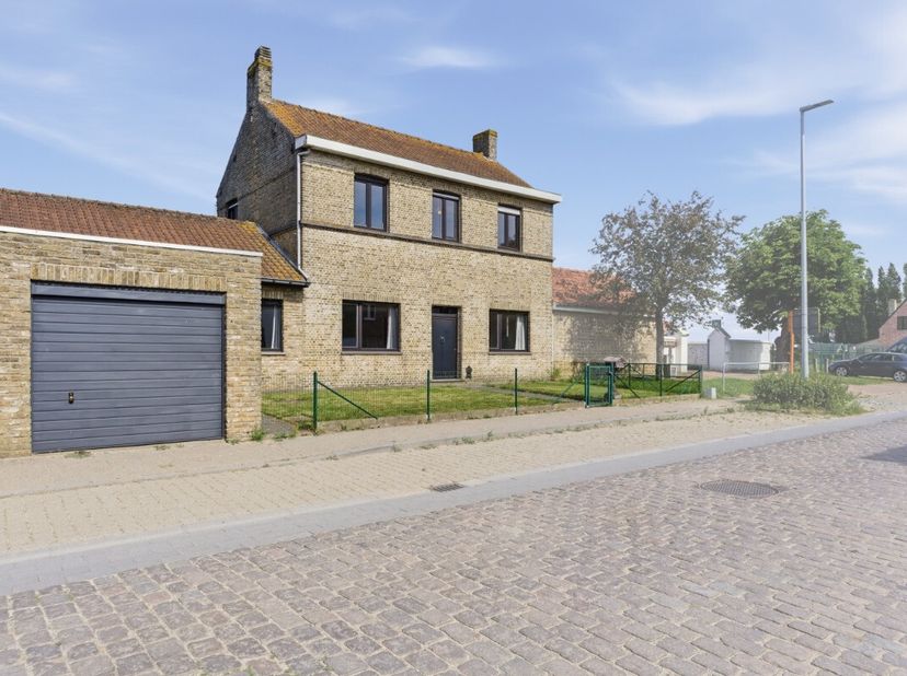 [[ DIT PAND NEEMT DEEL AAN DE ERA OPEN HUIZEN DAG OP 13/6 VAN 9:30 TOT 10:30 ]] Te koop: ruime statige woning in het centrum van Izenberge deelgemeent