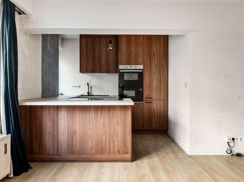 Ligging: Dit appartement is uitstekend gelegen aan de Velodroomstraat 15 in Berchem, vlak naast de prachtige Cogels-Osylei. U geniet hier van een cent