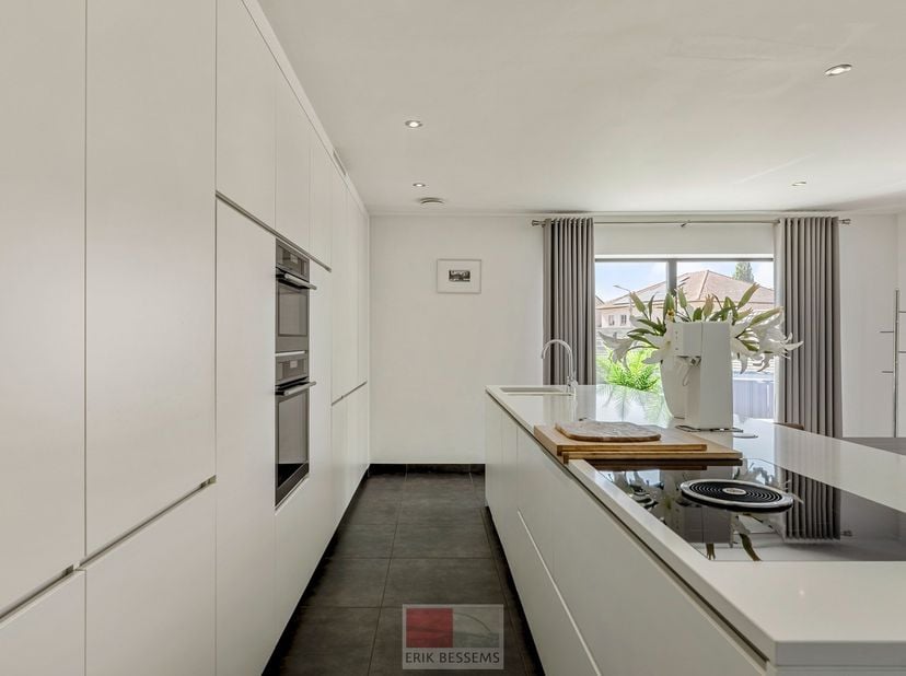 Deze moderne halfopen woning, gebouwd in 2016, biedt een bewoonbare oppervlakte van maar liefst 232 m² op een perceel van 377 m² en maar liefst 5 slaa