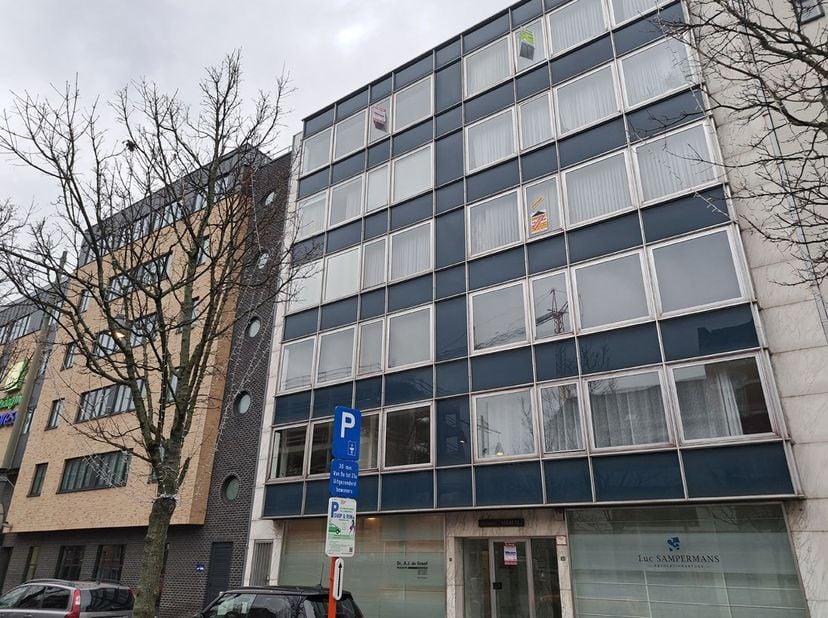Dit ruime appartement in Hasselt heeft alles wat je nodig hebt voor comfortabel wonen. Met 3 slaapkamers en een bewoonbare oppervlakte van 125m² is er