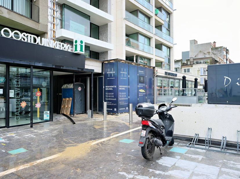Nouveau rez-de-chaussée commercial moderne avec 181 m² à louer dans un emplacement privilégié à Oostduinkerke<br />
<br />
Cet établissement est situé