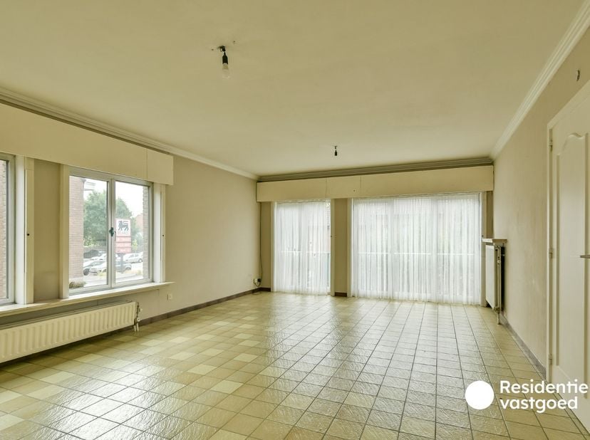 Welkom in de Karel de Goedelaan 19, waar dit aangename appartement geniet van een centrale ligging in het hart van Torhout. In de nabije omgeving vind