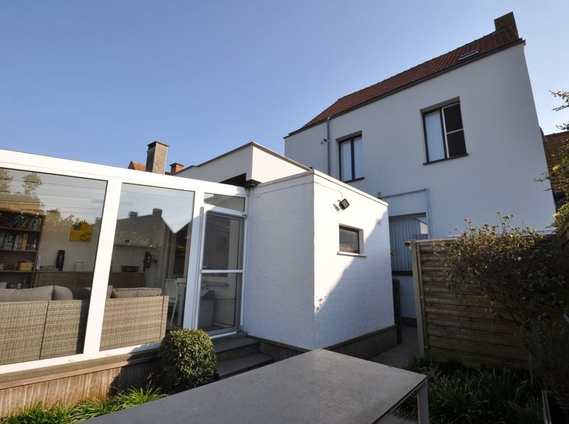 Stijlvol gerenoveerd herenhuis met uitzonderlijke troeven in Zandvoorde<br />
<br />
In het&amp;nbsp; dorp Zandvoorde bevindt zich dit elegante herenhuis,