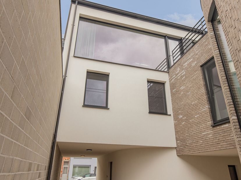 Deze energiezuinige nieuwbouwwoning is gelegen nabij het centrum van Lokeren met al haar faciliteiten (winkels, scholen, horeca, openbaar vervoer). Va