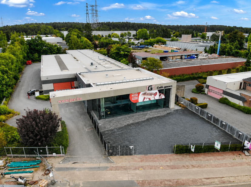 Semi-industrieel gebouw met zichtlocatie gelegen op het industrieterrein Genk-Zuid, vlak op de scheiding met Zutendaal, op enkele kilometers van zowel