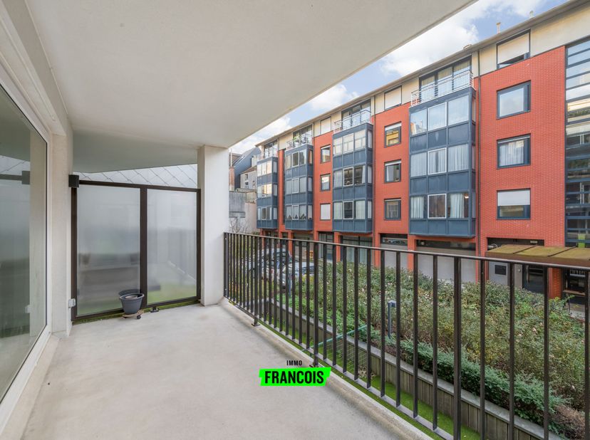 Ce spacieux et moderne appartement deux chambres se situe en plein centre dOstende. Dans les environs, vous trouverez tout ce que la ville a à offrir,