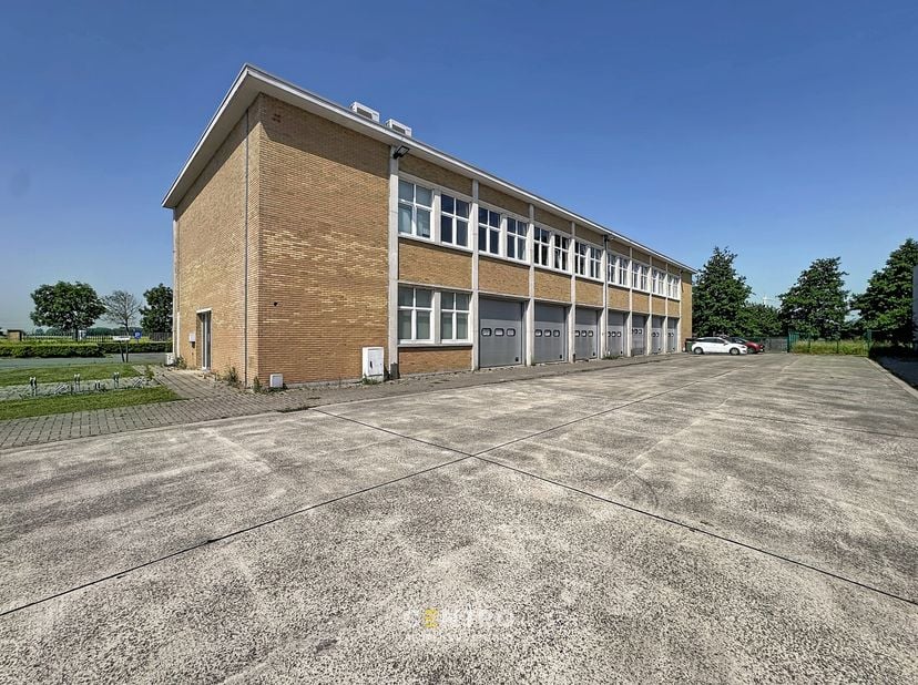 Instapklare opslagruimte (144m2) voorzien van 2 sectionaalpoorten + kantoor (Circa 24m2) te Lissewege!<br />
<br />
Benaderende OPPERVLAKTEN:<br />
Ma