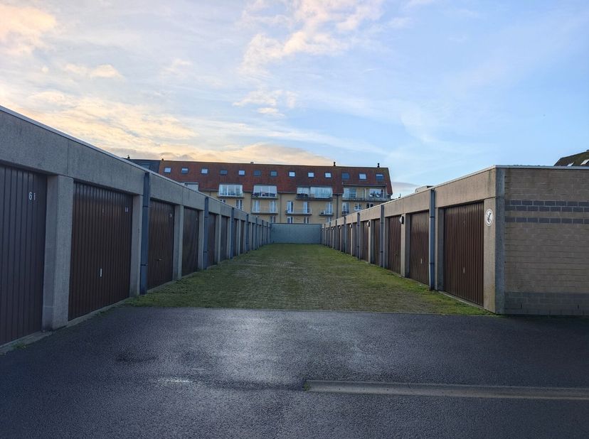Deze garagebox is zeer goed gelegen in het hartje van Bredene-Bad.<br />
De ideale aanvulling voor uw woning of appartement binnen deze regio om zonde