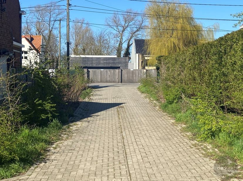 Goed gelegen garagebox nét in Oostduinkerke, op de grens van Nieuwpoort.&amp;nbsp;<br />
Gelijkvloers gelegen met volgende afmetingen: 6.76 x 2.82
